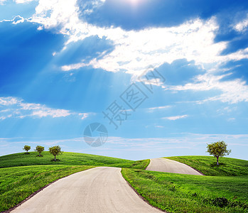 带道路的田地空气绿色太阳阳光光束天空图片