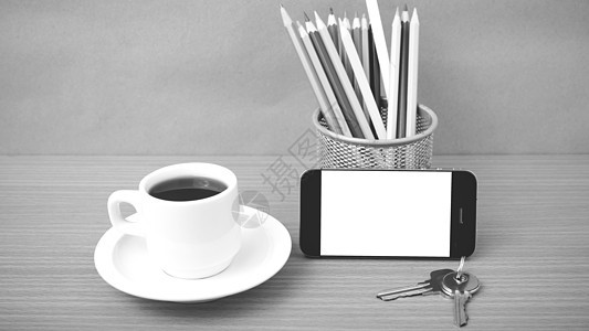 咖啡 电话 钥匙和铅笔眼镜白色商业办公室手机记事本笔记桌子桌面工作图片