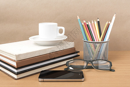 咖啡 电话 眼镜 书本和彩色铅笔记事本桌子空白木头白色办公室商业工作补给品文档图片