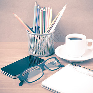 咖啡 电话 眼镜 笔记和心脏及彩色铅笔杯子桌子木头文档空白记事本笔记本补给品白色工作图片