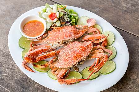 蒸螃蟹海鲜蔬菜烹饪煮沸餐厅蒸汽盘子红色绿色柠檬桌子图片