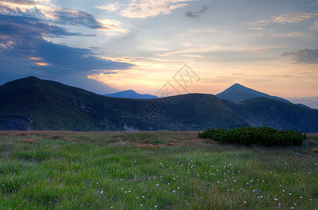 乌克兰最高山峰Hoverla 2061米Chornogora山脊季节日落太阳照明天空薄雾晴天仙境风景爬坡图片