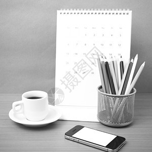 咖啡 电话 日历和彩色铅笔职场办公室白色商业笔记工作木头杯子记事本文档背景图片