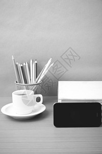 咖啡 手机 书本和彩色铅笔杯子水平白色笔记本工作桌子空白技术记事本商业图片