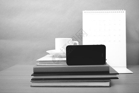 咖啡 手机 书本和日历商业职场会议桌子办公室白色笔记本木头记事本电话背景图片