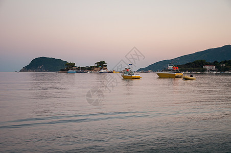 卡米奥岛和黄昏的阿吉奥斯索蒂斯港图片