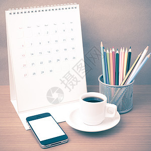 咖啡 电话 日历和彩色铅笔杯子工作木头记事本白色商业办公室桌子文档笔记背景图片
