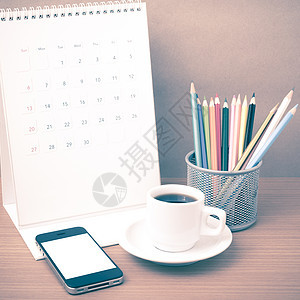 咖啡 电话 日历和彩色铅笔商业桌子杯子木头文档办公室笔记记事本白色职场背景图片