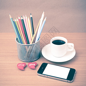 咖啡 电话 彩色铅笔和心脏笔记本细胞白色桌子办公室工作杯子笔记职场商业背景图片