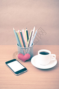 咖啡 电话 彩色铅笔和心脏工作白色桌子互联网笔记细胞笔记本职场办公室杯子背景图片
