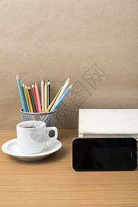 咖啡 手机 书本和彩色铅笔记事本杯子笔记本空白桌子水平办公室白色商业工作图片