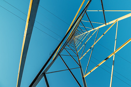 带电线的高压电压电柱 低宽角视图天空电缆精力低角度力量蓝色传输三相单回路基础设施图片