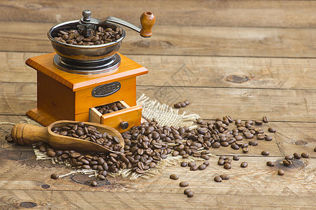 木制咖啡研磨机 配有烤煮咖啡豆乡村木头食物铣削咖啡木板古董油炸研磨黑板图片