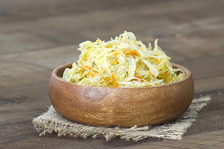 碗里的酸黄菜香肠美食盘子食物饮食抛光熏制营养蔬菜沙拉图片