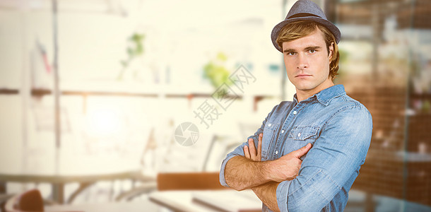 严重时装穿过手臂的复杂画面衣服电脑商业帽子头发椅子浅色爱好牛仔布衬衫图片