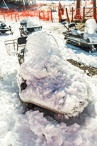 雪衣在雪车上降雪运输天气白色摩托温度汽车车辆雪地冻结图片