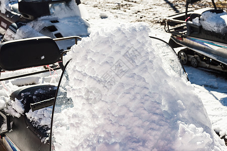 雪衣在雪车上汽车气候白色温度车辆天气降雪运输雪地公园图片