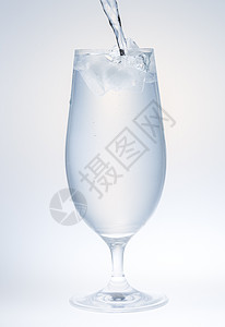 用冰水渗入玻璃杯宏观冰块器皿玻璃白色灰色背景图片