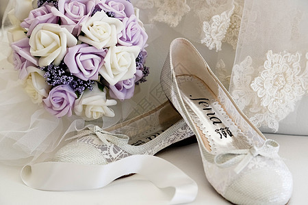 新娘鞋和鲜花背景图片
