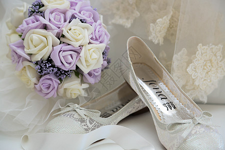 鲜花和新娘鞋背景图片