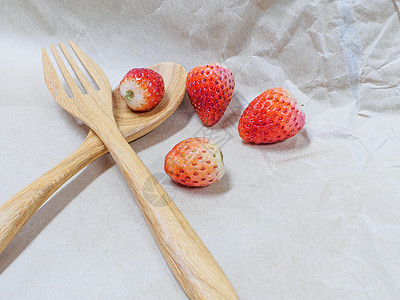 棕色纸背景上的新鲜草莓农场水果饮食玻璃叶子市场甜点收成小吃盘子图片