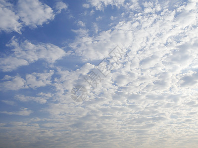 蓝天空 清晨有云在水平上图片