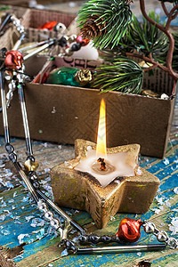 圣诞树上的旧苏联玩具庆典木头装饰卡片抽屉乡村锥度传统风景发烧图片