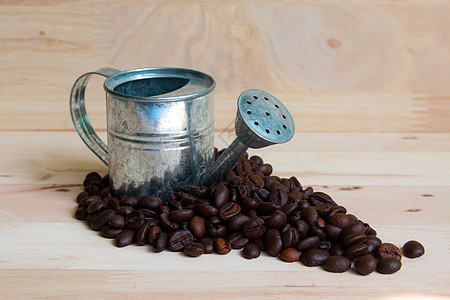 水罐微型和咖啡豆木质背景火锅早餐咖啡公司宏观豆子桌子咖啡公司咖啡馆烘烤图片