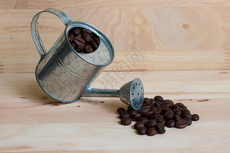 水罐微型和咖啡豆木质背景火锅公司羊角宏观地面喷壶咖啡厂面包咖啡树咖啡图片