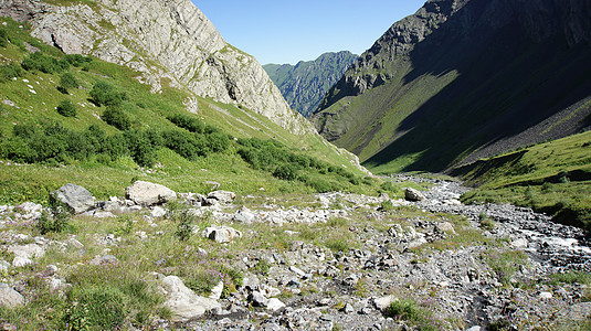 大高加索山区高地的 山谷图片