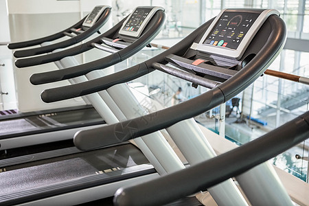 特写一些 Treadmills健身室力量机器闲暇健身房俱乐部跑步机图片