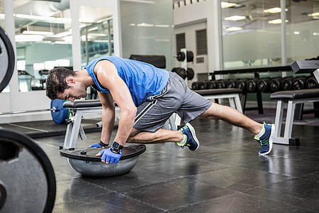 肌肉人与波苏球锻练健身房举重室竞技力量福祉男性运动服训练活动身体图片