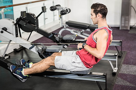 划线机上的肌肉男讲师肌肉俱乐部训练健身室健身运动服男性运动员健身房图片