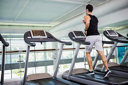 运动车上跑步的健身人竞技护理男性男人力量跑步机身体健身房活动福祉图片