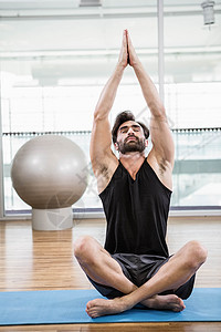 英俊男人在垫子上做瑜伽运动员护理拉伸闲暇运动灵活性地面火车活动锻炼图片
