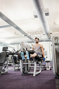 重点男子用称重机械处理腿部工作室训练运动服娱乐男人运动健身室器材健身房机器图片