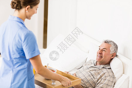 护理患有重病的老年人的护士棉被坐垫床头头发男性老年帮助早餐房子女士图片