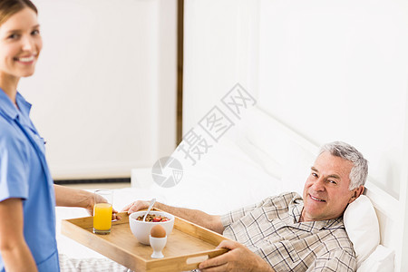 护理患有重病的老年人的护士枕头男人关爱早餐家庭生活家庭房子女士忍耐症状图片