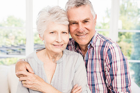 微笑的老年情侣的肖像女性客厅沙发家庭生活闲暇退休住所房子服装流金图片