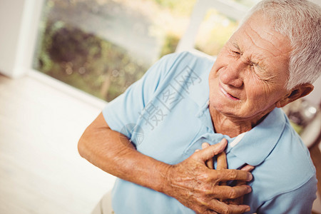 痛苦的老人 心痛的人退休头发心脏病公寓疾病白色房子老年客厅胸痛图片