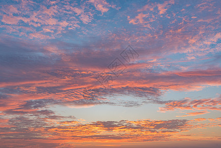 海洋沙滩上日出的多彩色彩太阳天空天际海浪阳光晴天日落地平线气候多云图片