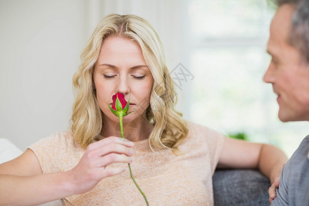 漂亮女人闻到丈夫献的玫瑰香味图片