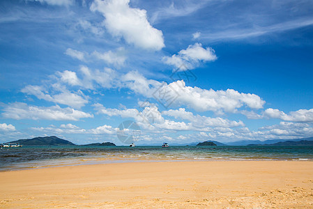 蓝色天空 云层和海滩背景图片