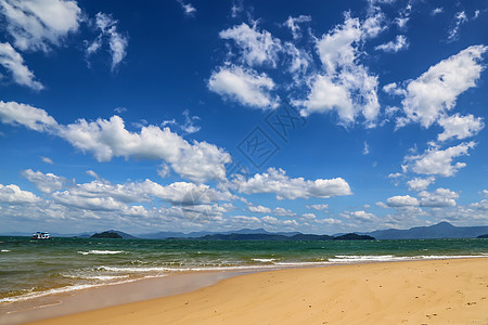 海 海滩 云彩和蓝天视图背景图片