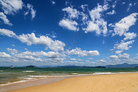 海 海滩 云彩和蓝天视图图片