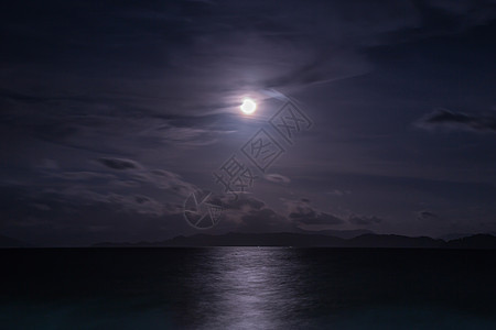 夜里满月在海面上图片