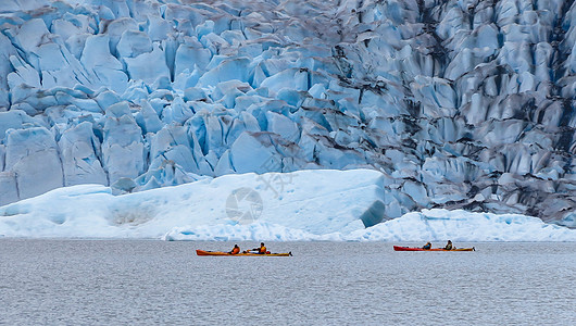 在门登霍尔冰川的凯亚克男人旅行假期运动员运动海洋季节漂浮娱乐皮艇图片