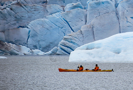 在门登霍尔冰川的凯亚克娱乐皮艇旅游旅行假期闲暇运动员蓝色海洋游客图片