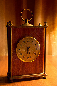 表格上的旧表时钟风化圆圈数字古董手表桌子小时橙子木头金子图片