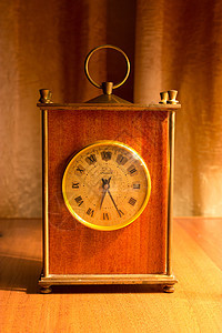 表格上的旧表时钟小时数字暖光圆圈橙子木头机器时间古董桌子图片